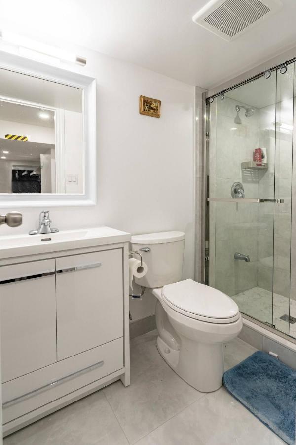 Simple & Tidy Private Rooms Toronto Luaran gambar