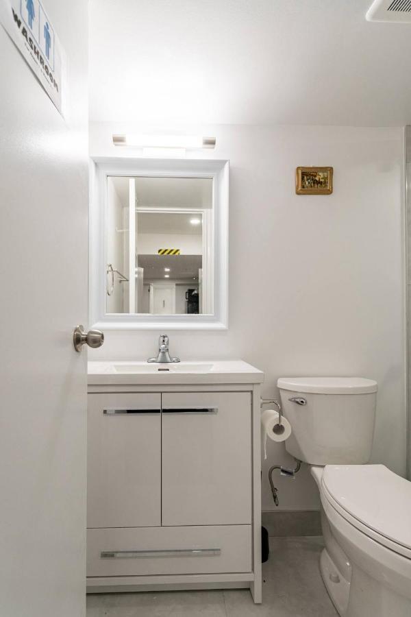 Simple & Tidy Private Rooms Toronto Luaran gambar