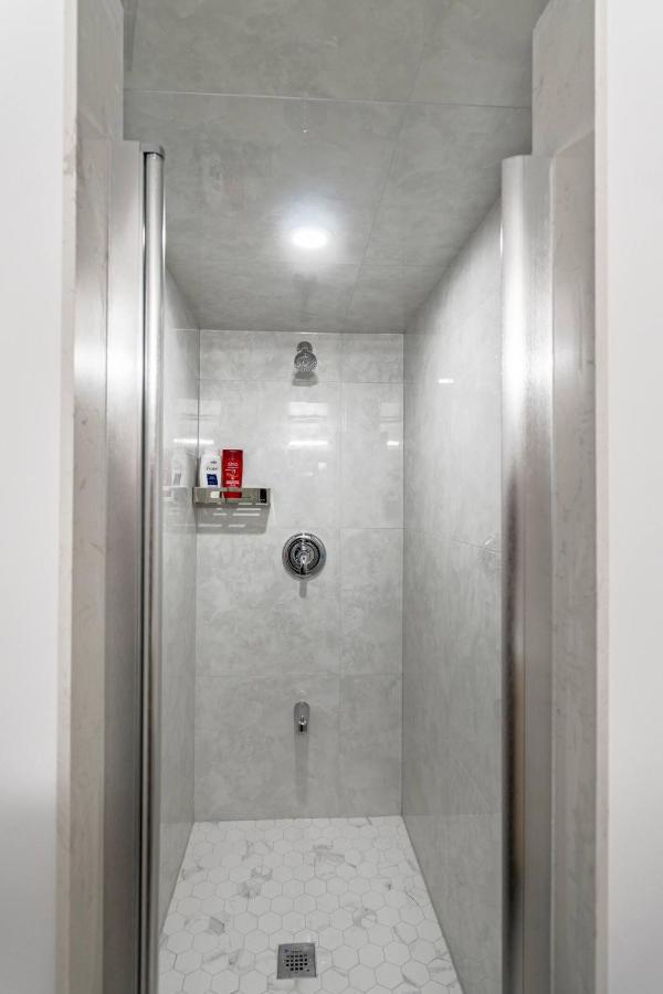 Simple & Tidy Private Rooms Toronto Luaran gambar